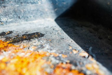 Çatlakları ve pürüzlü noktaları olan paslı bir yüzey. Dış uzayın siyah bir kaplamayla güneş ışığındaki taklidi. Kırmızı arkaplan rengi ve dokusu