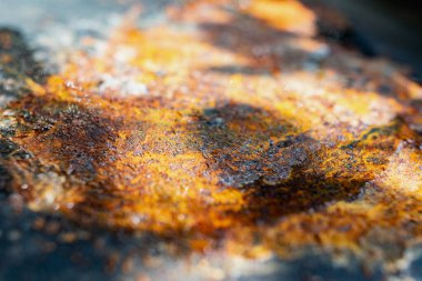 Çatlakları ve pürüzlü noktaları olan paslı bir yüzey. Dış uzayın siyah bir kaplamayla güneş ışığındaki taklidi. Kırmızı arkaplan rengi ve dokusu