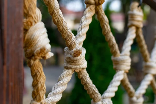 Dikke Touwen Kruiselings Verstrengeld Hangen Aan Houten Relingen Decoratieve Omheining — Stockfoto