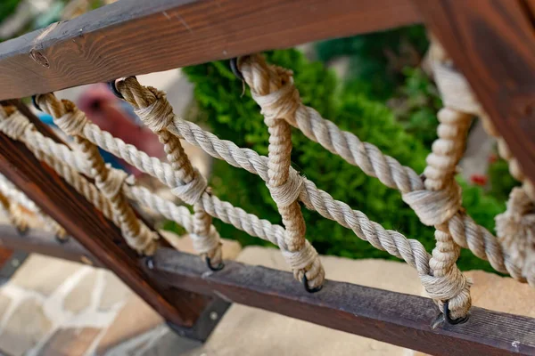 Cuerdas Gruesas Cuerda Entrelazadas Sentido Transversal Cuelgan Barandillas Madera Cerca — Foto de Stock