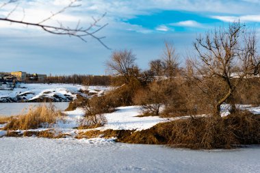 Uçsuz bucaksız kar manzarası. Rusya 'da nehir ve tepeler, arazide beyaz kış, güzel mavi gökyüzünün altında bir sürü yumuşak kar ve buz. Rostov bölgesi, Shakhty kasabası, Gruşevka nehri.