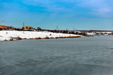 Uçsuz bucaksız kar manzarası. Rusya 'da nehir ve tepeler, arazide beyaz kış, güzel mavi gökyüzünün altında bir sürü yumuşak kar ve buz. Rostov bölgesi, Shakhty kasabası, Gruşevka nehri.