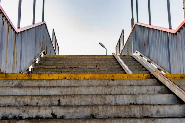 Smutsiga Nedtrampade Betongtrappor Med Metallräcken Varje Sida Gammal Byggd Konstruktion — Stockfoto