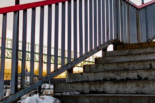 Her Iki Tarafında Metal Parmaklıklar Olan Kirli Çiğnenmiş Beton Merdivenler — Stok fotoğraf