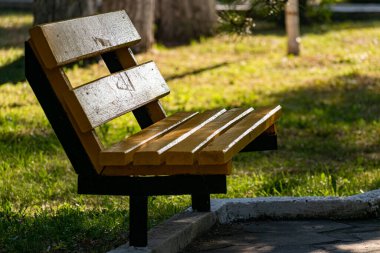 Sokakta, açık havada, temiz havada sade ahşap bir bank. Rahatlamak, oturmak ve düşünmek için bir yer. Etrafında olanları izlemek için.