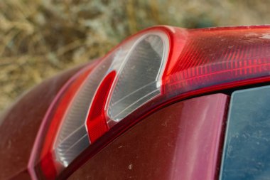 Büyük araba farları yakın çekim, teknik yol aydınlatması gece gündüz. Ön ve arka renkli ışıklar ve dönüş sinyalleri