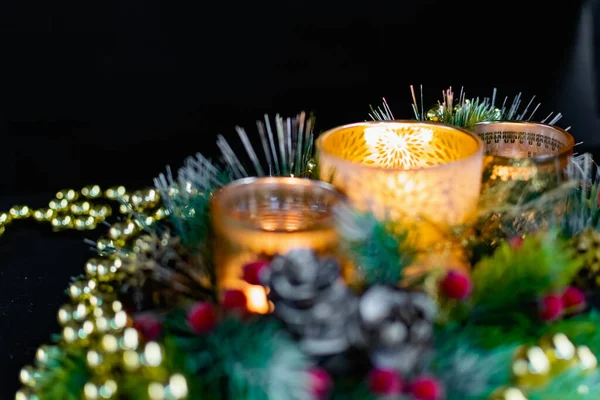 Karácsonyi Dekorációk Fekete Háttérrel Gyertyafénynél Összetétele Arany Golyók Gyöngyök Nyitott — Stock Fotó