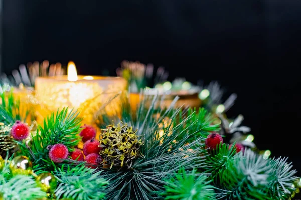 Decoraciones Navideñas Sobre Fondo Negro Luz Las Velas Composición Bolas Imágenes De Stock Sin Royalties Gratis