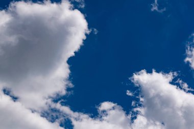 Mavi gökyüzü açık havada güzel gür bulutlarla renklerle zengindir. Doğanın temiz havadaki güzelliği, atmosfer katmanı gözlere tepeden tırnağa görünür.