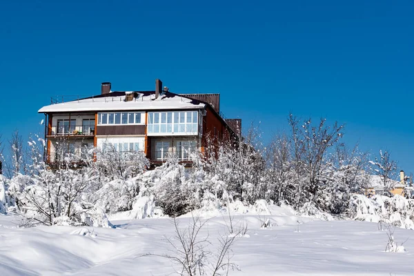 Wielopiętrowe Budynki Mieszkalne Białej Czerwonej Cegły Plastikowymi Oknami Stoją Zimą — Zdjęcie stockowe