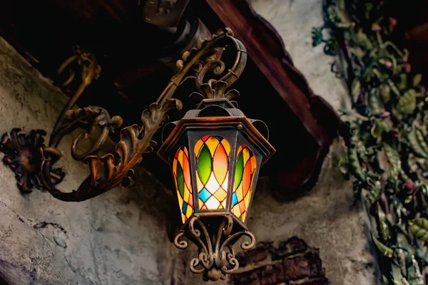 Színes Vintage Lámpa Festett Üvegből Fémvázból Sokszínű Színes Üveg Mint — Stock Fotó