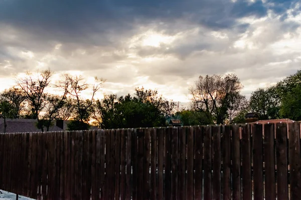 Cloudy Evening Sky Residential Area Wooden Fence Overcast Gray Clouds — Stock Photo, Image