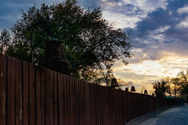 Cloudy Evening Sky Residential Area Wooden Fence Overcast Gray Clouds — Stock Photo, Image