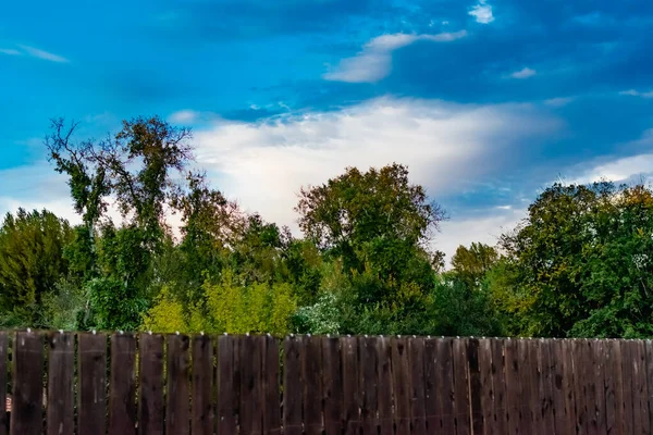 Cloudy Evening Sky Residential Area Wooden Fence Overcast Gray Clouds — Stock Photo, Image