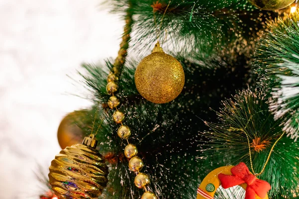 Golden Christmas Decorations Green Artificial Christmas Tree Making Festive Christmas — Stock Photo, Image