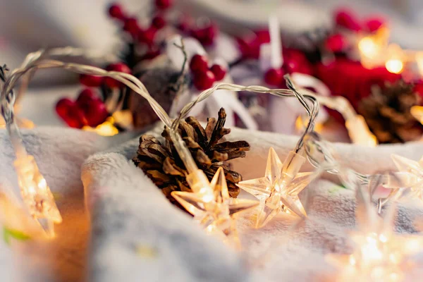 Decoraciones Navideñas Sobre Una Suave Manta Blanca Acogedora Juguetes Rojos Imagen De Stock