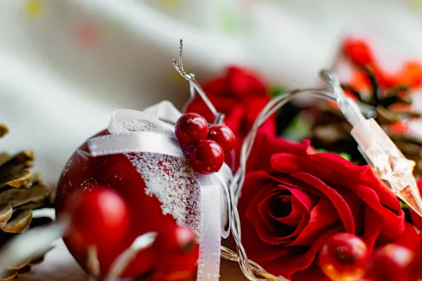 Decoraciones Navideñas Sobre Una Suave Manta Blanca Acogedora Juguetes Rojos Imagen De Stock