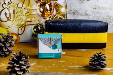 Yeni yıl hediyeleri ve farklı renkte kutular. Kavanozlar ve karton sürprizler arasındaki parlak kompozisyonlar. Noel tatili için güzel, çekici boşluklar..