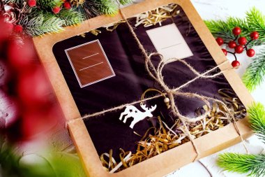 Yeni yıl hediyeleri ve farklı renkte kutular. Kavanozlar ve karton sürprizler arasındaki parlak kompozisyonlar. Noel tatili için güzel, çekici boşluklar..