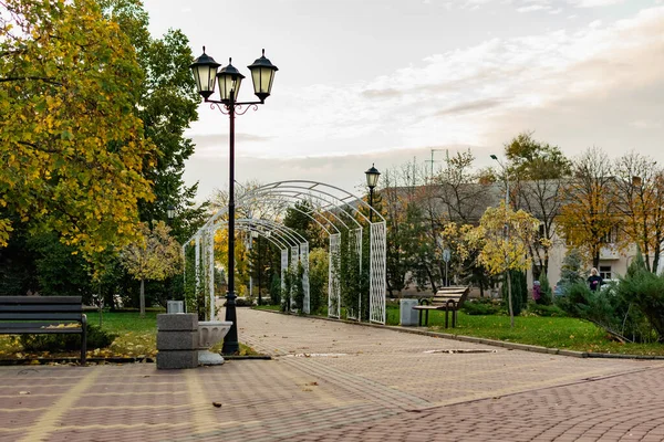 Promenade Dans Parc Public Ville Belle Arche Métallique Blanche Beaucoup — Photo