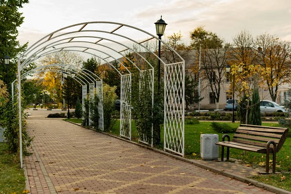 Promenade Dans Parc Public Ville Belle Arche Métallique Blanche Beaucoup — Photo