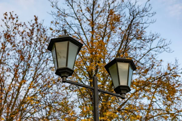 Egyszerű Utcai Lámpák Szabad Alatt Fekete Fém Keret Poros Fehér — Stock Fotó