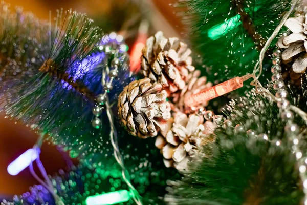 Interessantes Brinquedos Natal Árvore Natal Acessórios Natal Branco Entre Lanternas — Fotografia de Stock