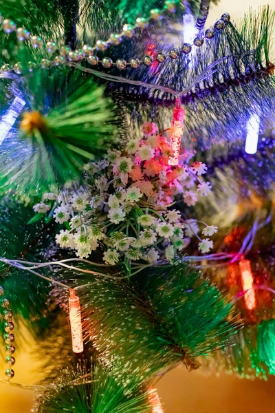 圣诞树上有趣的圣诞玩具 白色的圣诞饰物 闪烁着灯笼和灯火 家家户户的节日和典雅可爱的东西 — 图库照片