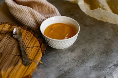 Doğal bal bitkileri, mayıs. Sağlıklı ve besleyici bir iksir. Tahta tezgahta yuvarlak bir kasede yapışkan bir iksir.