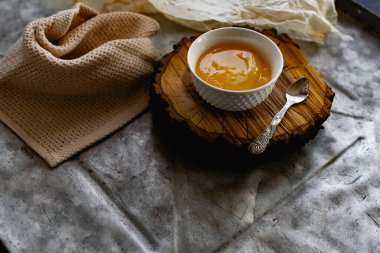 Doğal bal bitkileri, mayıs. Sağlıklı ve besleyici bir iksir. Tahta tezgahta yuvarlak bir kasede yapışkan bir iksir.