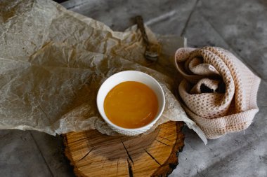 Doğal bal bitkileri, mayıs. Sağlıklı ve besleyici bir iksir. Tahta tezgahta yuvarlak bir kasede yapışkan bir iksir.