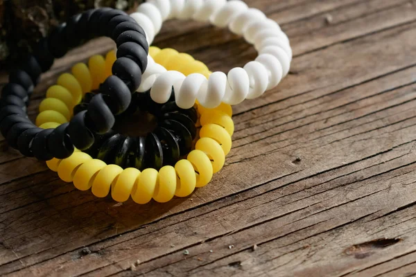 Modieuze Moderne Elastische Haarveren Verschillende Kleuren Stretching Handarmbanden Houten Ondergrond — Stockfoto