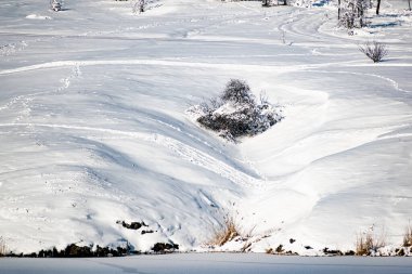 Uçsuz bucaksız kar manzarası. Rusya 'da nehir ve tepeler, arazide beyaz kış, bir sürü yumuşak kar ve buz.