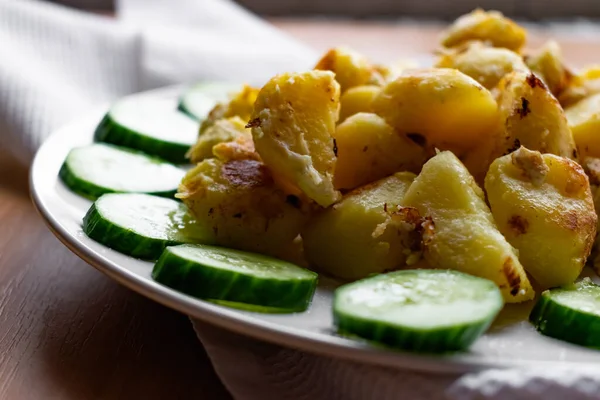 Gebratene Kartoffelscheiben Einem Geschlagenen Mit Eiweiß Einen Kreis Aus Grünen — Stockfoto