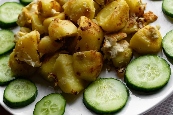Gebratene Kartoffelscheiben Einem Geschlagenen Mit Eiweiß Einen Kreis Aus Grünen — Stockfoto