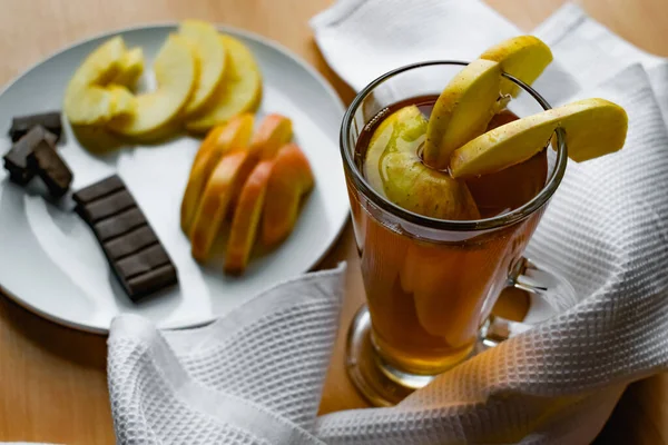 Manzana Vaso Transparente Con Mango Bebida Está Decorada Con Rodajas — Foto de Stock