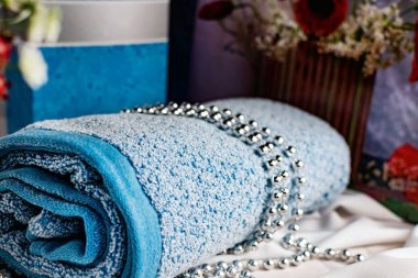 Hediyeler, sürprizler ve tatiller için bir sürü hediye kutusu ve fiyonk.