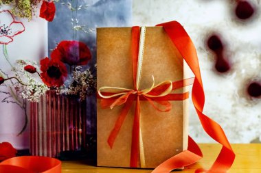 Hediyeler, sürprizler ve tatiller için bir sürü hediye kutusu ve fiyonk.