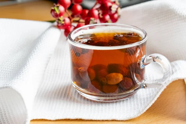 Τσάι Φρούτων Από Μούρα Και Καρπούς Τριαντάφυλλου Διάφανη Γυάλινη Κούπα Εικόνα Αρχείου