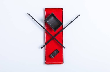 Kırmızı ve siyah suşi seti