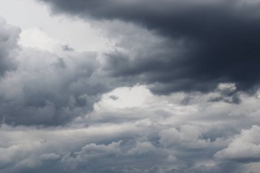 Gökyüzünde doğa tarafından yapılmış güzel tablolar.