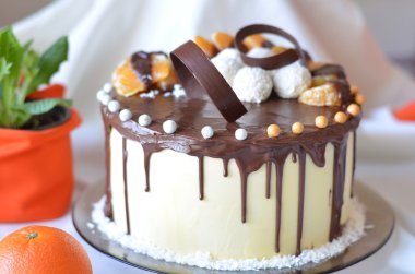 Doğum günü pastası çikolata sosu ile kaplı