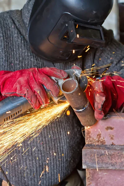 Sparks when machining a weld bead on the pipe — Stock Photo, Image