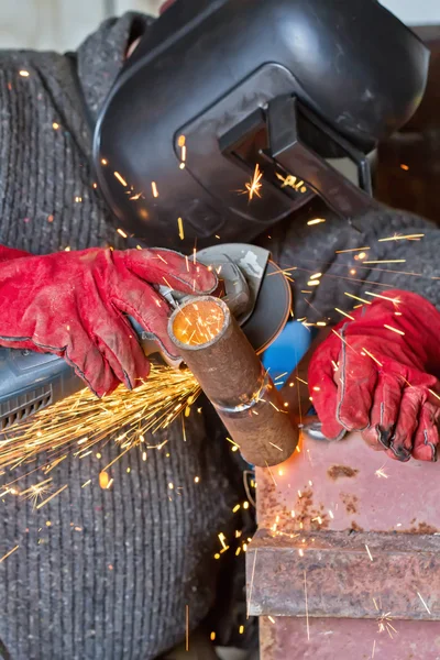 Sparks when machining a weld bead on the pipe — Stock Photo, Image