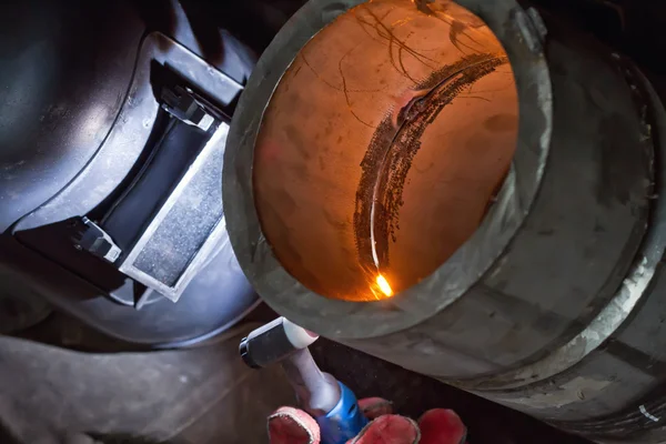 Argon arc welding of thick-walled stainless steel pipe — Stock Photo, Image