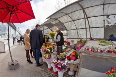 Şehrin derme çatma pazarlara çiçeklere geniş yelpazesi 