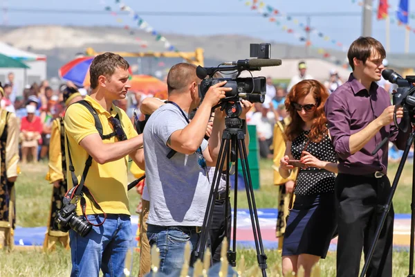 Periodistas con cámaras y videocámaras en la ru rusa — Foto de Stock