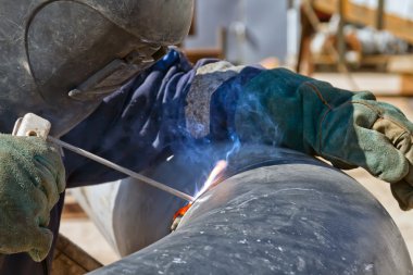 Kaynakçı Kaynak büyük boru içinde kök kaynak