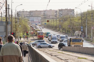 tramvay vardır bir trafik kazası ile ilgili olarak raylar üzerinde 