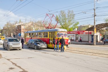 Araba kazası tramvay pistlerde urba normal hareketi önler